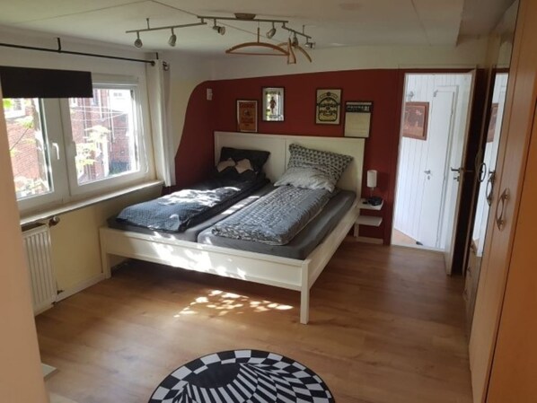 2 bedrooms, iron/ironing board, free WiFi, bed sheets