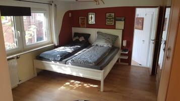 2 bedrooms, iron/ironing board, free WiFi, bed sheets