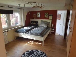 2 bedrooms, iron/ironing board, free WiFi, bed sheets - Apartment 'Haus Mara' with Wi-Fi (Emden)