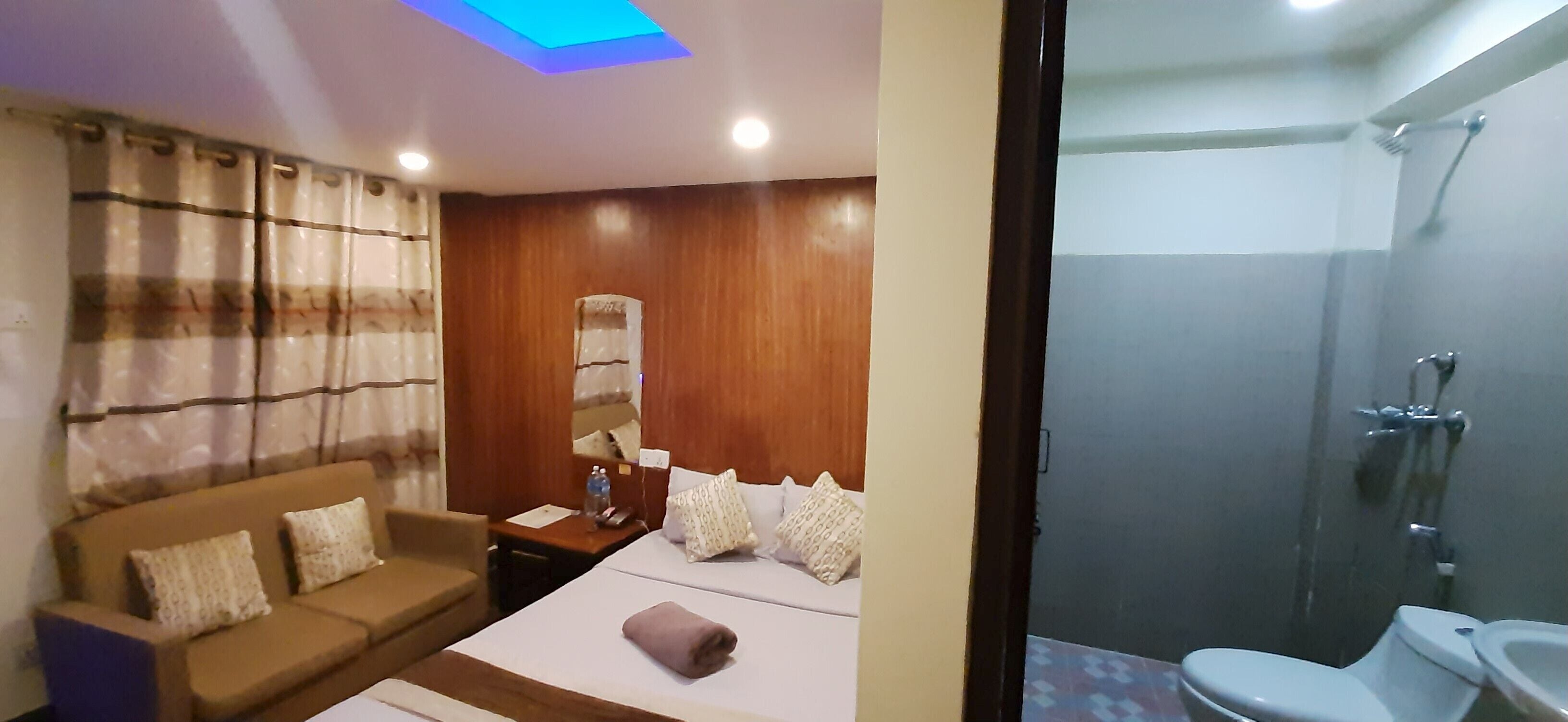Desk, laptop workspace, iron/ironing board, free WiFi