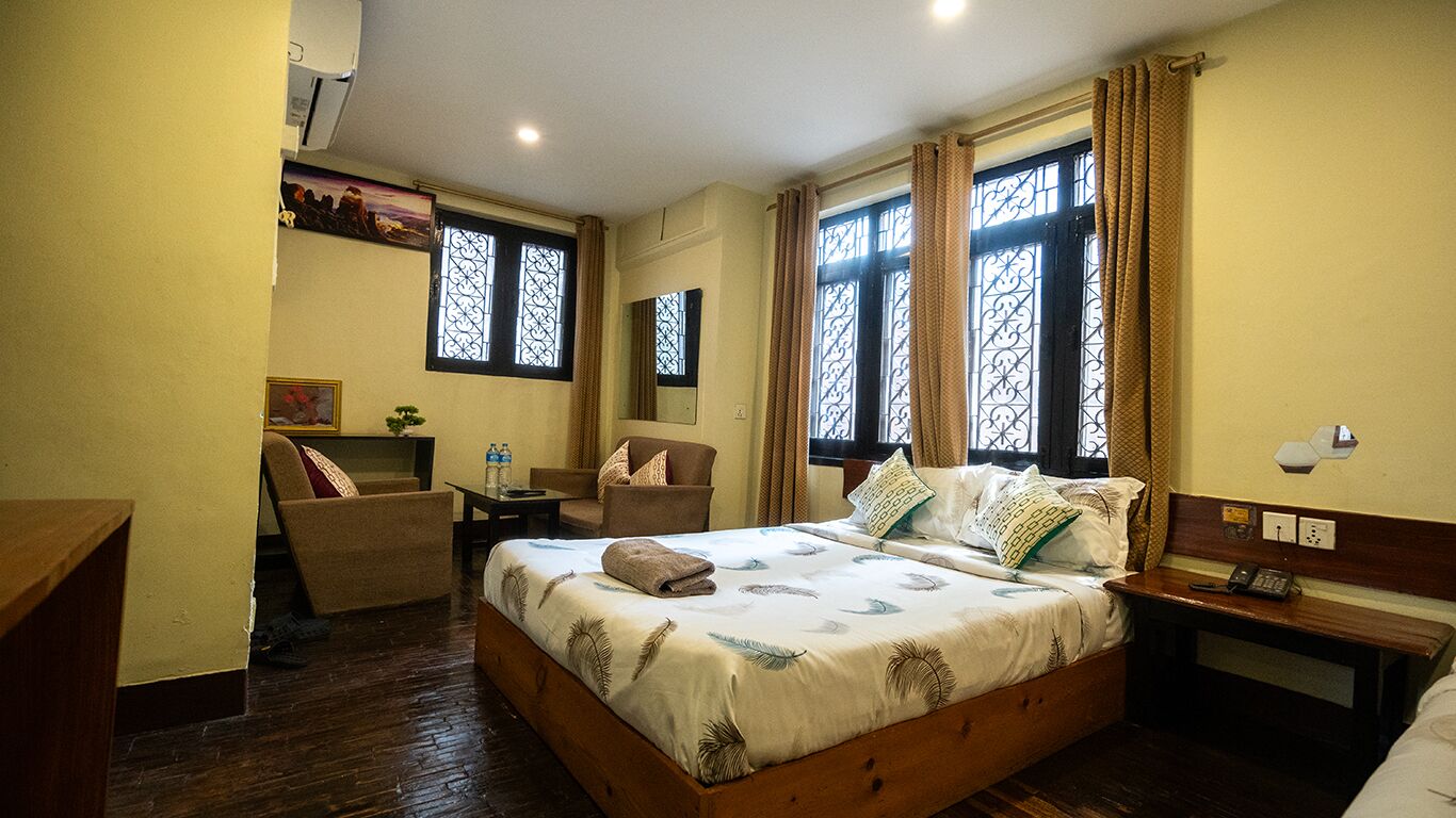 Desk, laptop workspace, iron/ironing board, free WiFi