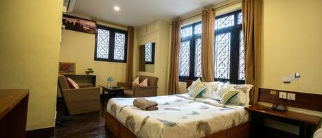 Escritorio y espacio para trabajar con laptop