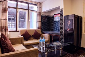 デスク、ノートパソコン用作業スペース、アイロン / アイロン台、WiFi (無料)