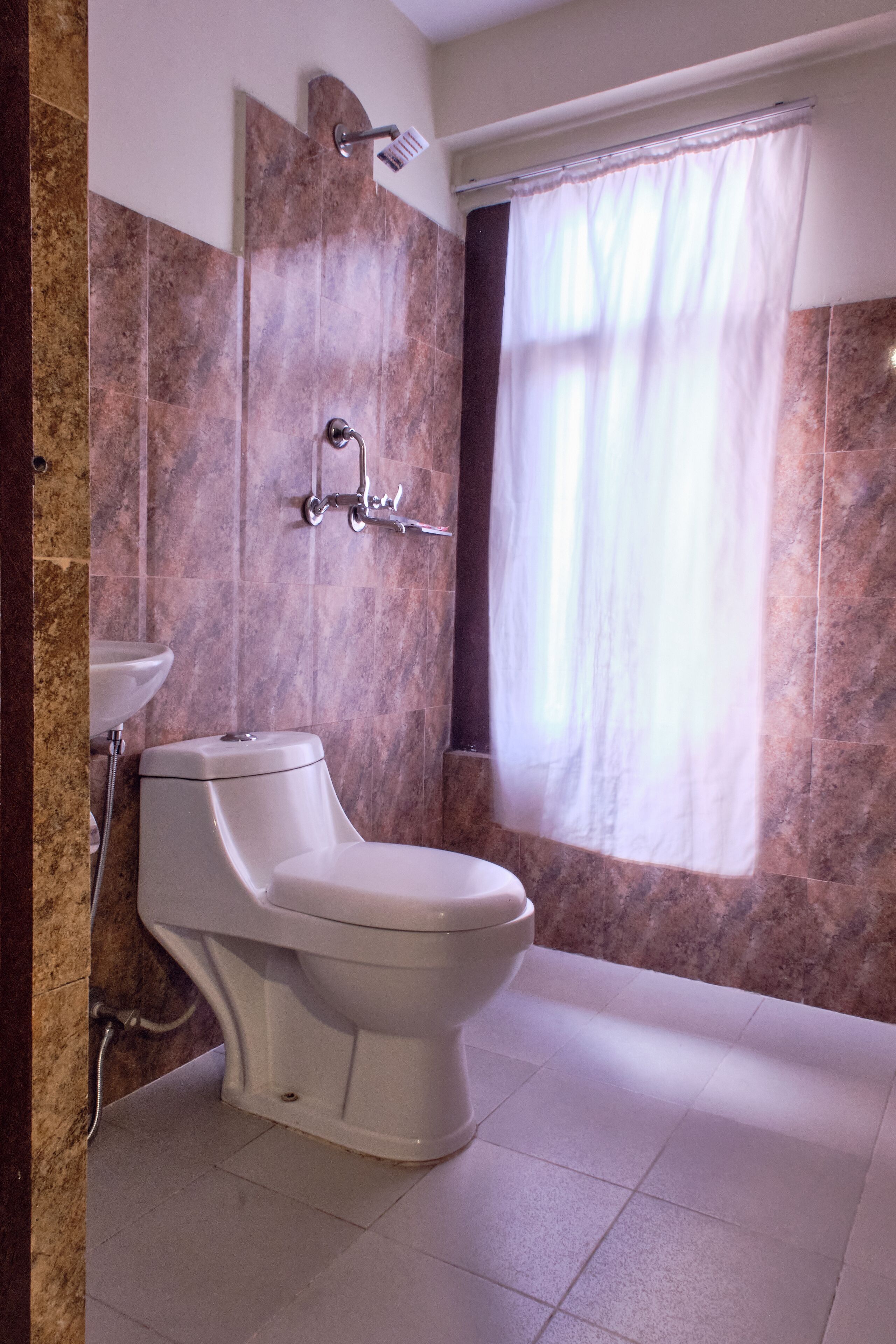 Ein Badezimmer mit Toilette, Dusche und Waschbecken.