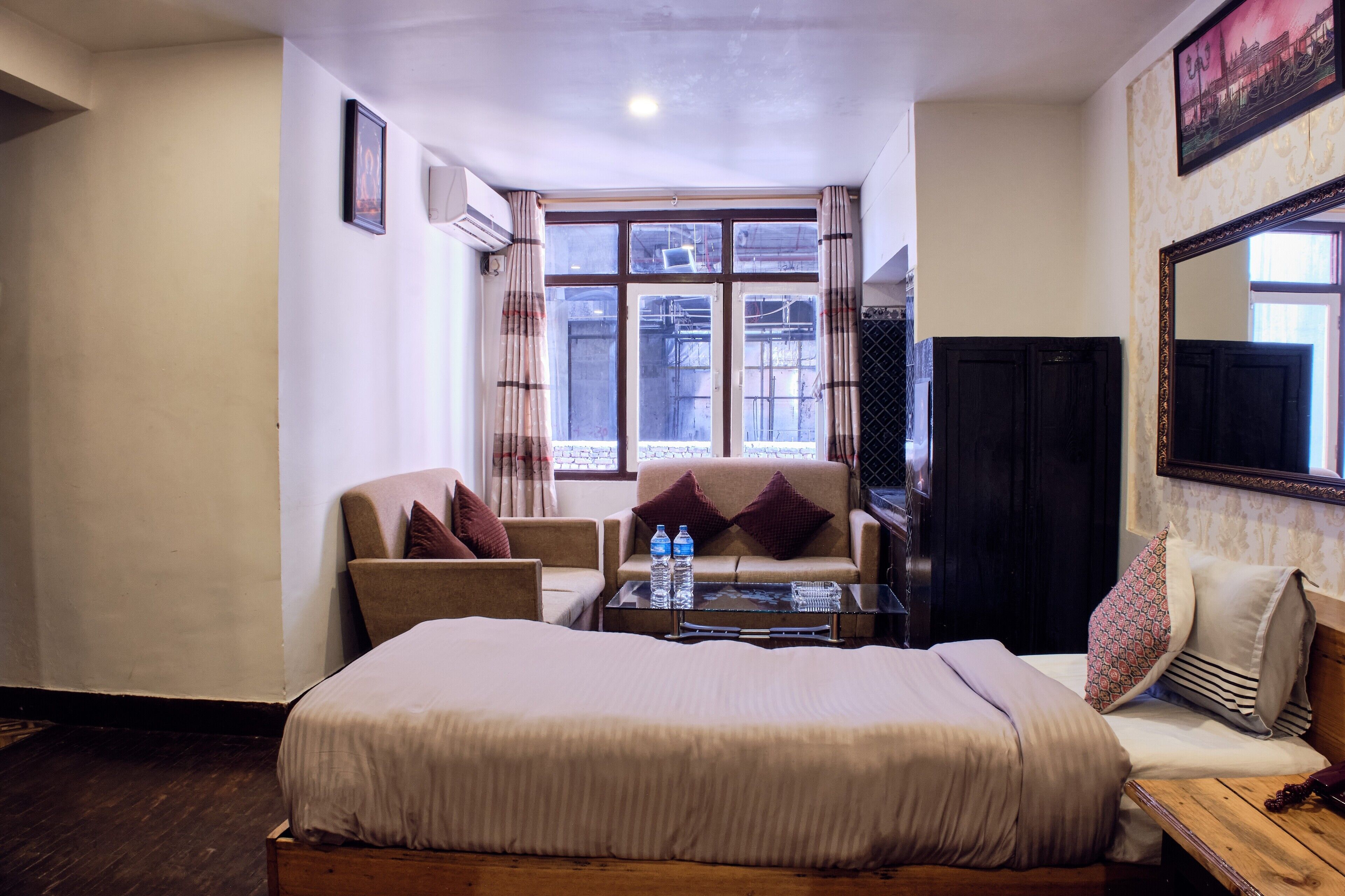 Desk, laptop workspace, iron/ironing board, free WiFi