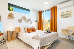 3 quartos, escrivaninha, ferros/tábuas de passar roupa