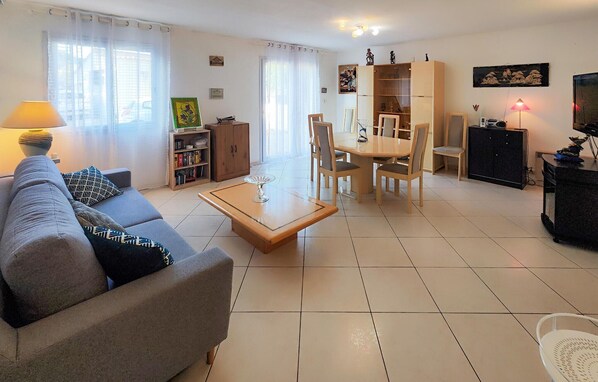 Living area - Beautiful home in Nébian with WiFi (Nébian)