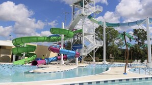 Un parc aquatique doté de plusieurs toboggans et d’un espace piscine.