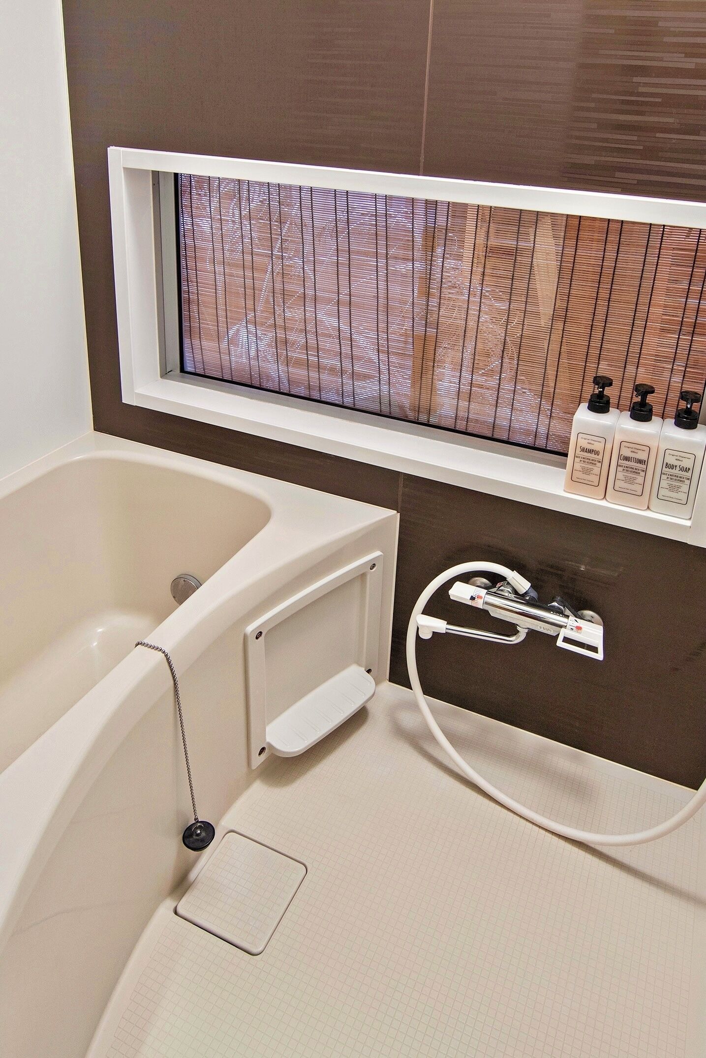 コンフォート ハウス | バスルーム | レインフォールシャワー、バスアメニティ (無料)、ヘアドライヤー、スリッパ