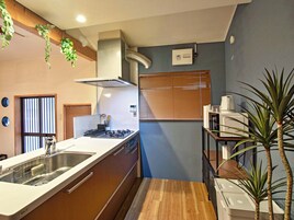 Refrigerador, microondas, placa de cocina, tetera/pava eléctrica