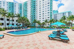 Pool - Stylish Condo  – Steps to Beach (Hollywood)