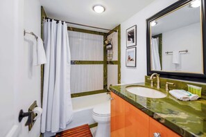Shower, hair dryer, towels - Stylish Condo  – Steps to Beach (Hollywood)