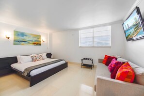 2 bedrooms, iron/ironing board, WiFi, bed sheets - Stylish Condo  – Steps to Beach (Hollywood)