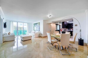 TV - Stylish Condo  – Steps to Beach (Hollywood)