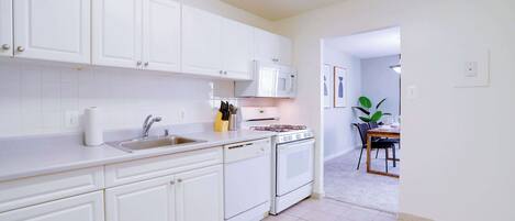 Réfrigérateur, four à micro-ondes, un four, surface de cuisson
