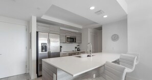 Coffee/tea maker, fridge, microwave, stovetop - Unwind in Your Amazing City View Apartment (Miami)