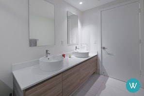 Douche, séchoir à cheveux, serviettes fournies