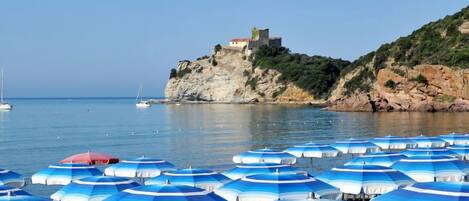 Una spiaggia nelle vicinanze