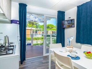 Køleskab, køkkentøj/tallerkener/redskaber