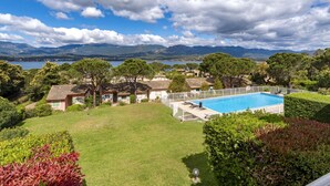Ein Poolbereich mit Blick auf Berge und einen See.