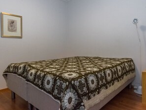 1 makuuhuone, silitysrauta/-lauta, internet