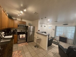 Een koelkast, een microgolfoven, een oven, een kookplaat