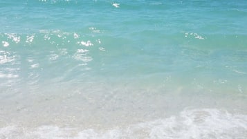 沙滩椅、沙滩毛巾
