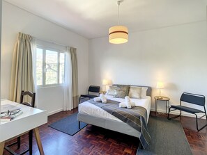 2 عدّة غرف نوم وخزنة داخل الغرفة ومكتب ومكواة/لوح كي