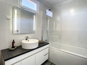Shower, hair dryer, towels, toilet paper - Santa Rita House by Atlantic Holiday (Funchal)