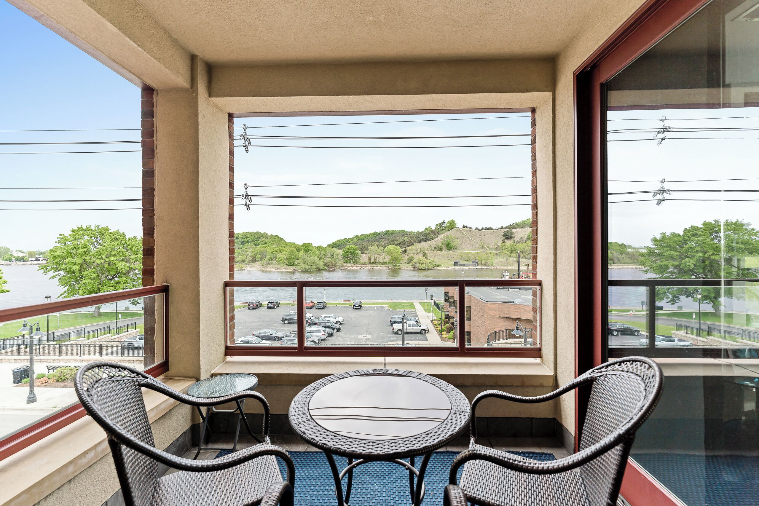 Channel Glam - Luxury Downtown Grand Haven Condo