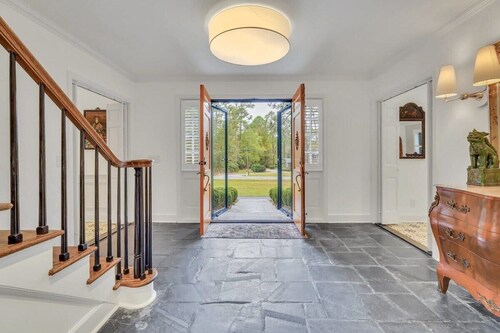 TheGrey -Spacious,Eclectic,Home in a Serene Setting