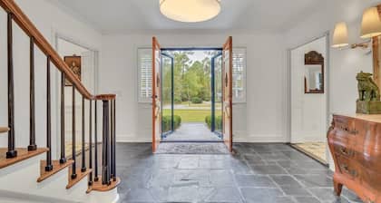 TheGrey -Spacious,Eclectic,Home in a Serene Setting