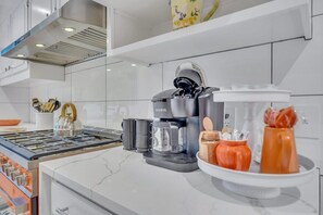 Kjøleskap, mikrobølgeovn, ovn og kokeplater