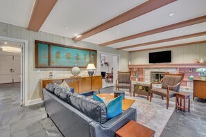 TV - TheGrey -Spacious,Eclectic,Home in a Serene Setting (Statesboro)
