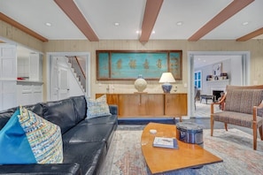 TV - TheGrey -Spacious,Eclectic,Home in a Serene Setting (Statesboro)