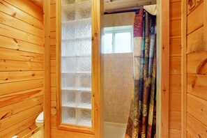 Hair dryer, towels - Cozy Cabin tucked away in the hills with a pond, fire pit and large yard (Prattsburgh)