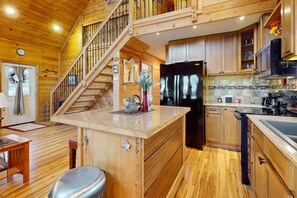 Fridge, microwave, oven, stovetop - Cozy Cabin tucked away in the hills with a pond, fire pit and large yard (Prattsburgh)