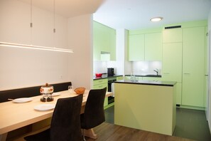 Refrigerador, horno, lavavajillas y cafetera y tetera 