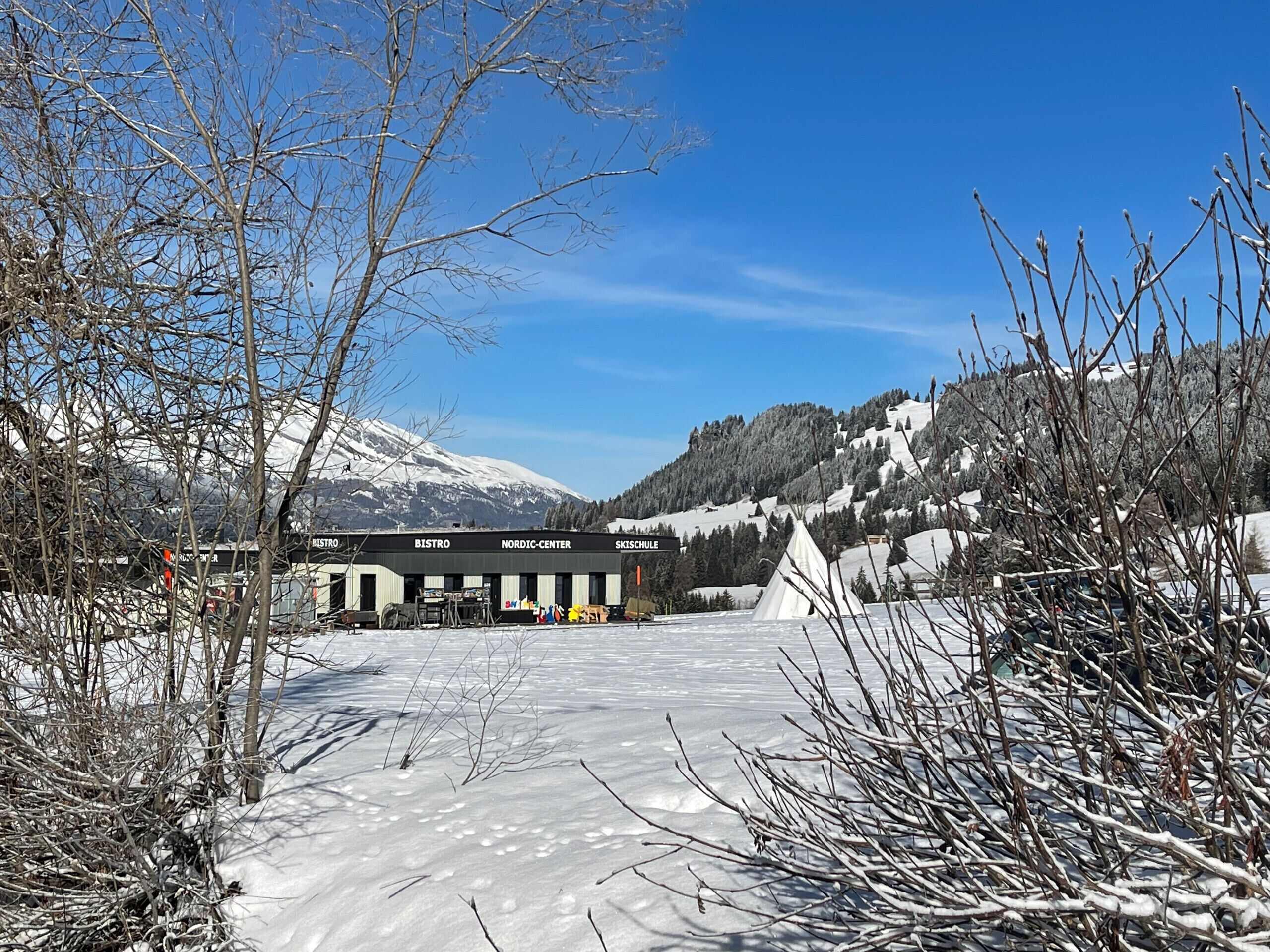 En byggnad som tillhör ett nordiskt centrum, med en skylt, omgiven av snötäckt mark och träd.
