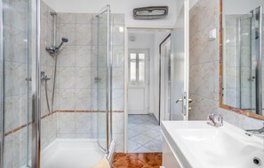 A modern bathroom with a glass shower enclosure, a white sink, and a mirror. - Amazing home in Opatija with WiFi (Opatija)