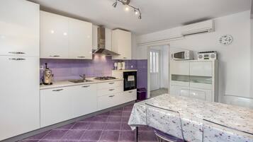 Jääkaappi, uuni, liesi, astianpesukone