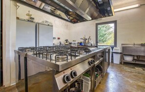 Refrigerador, parrilla de estufa, lavavajillas y utensilios de cocina 