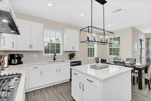 冷蔵庫、電子レンジ、オーブン、コンロ