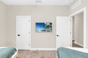 3 bedrooms, iron/ironing board, travel crib, WiFi - New Build Single Level Resort Villa Close To Disney (Reunion)
