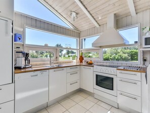 Frigorífico, microondas, lavavajillas y utensilios de cocina