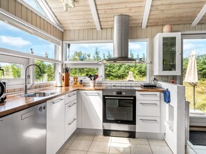 Kühlschrank, Mikrowelle, Geschirrspüler, Kochgeschirr/Geschirr/Besteck