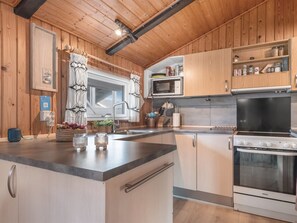 Een koelkast, een magnetron, een oven, een kinderstoel