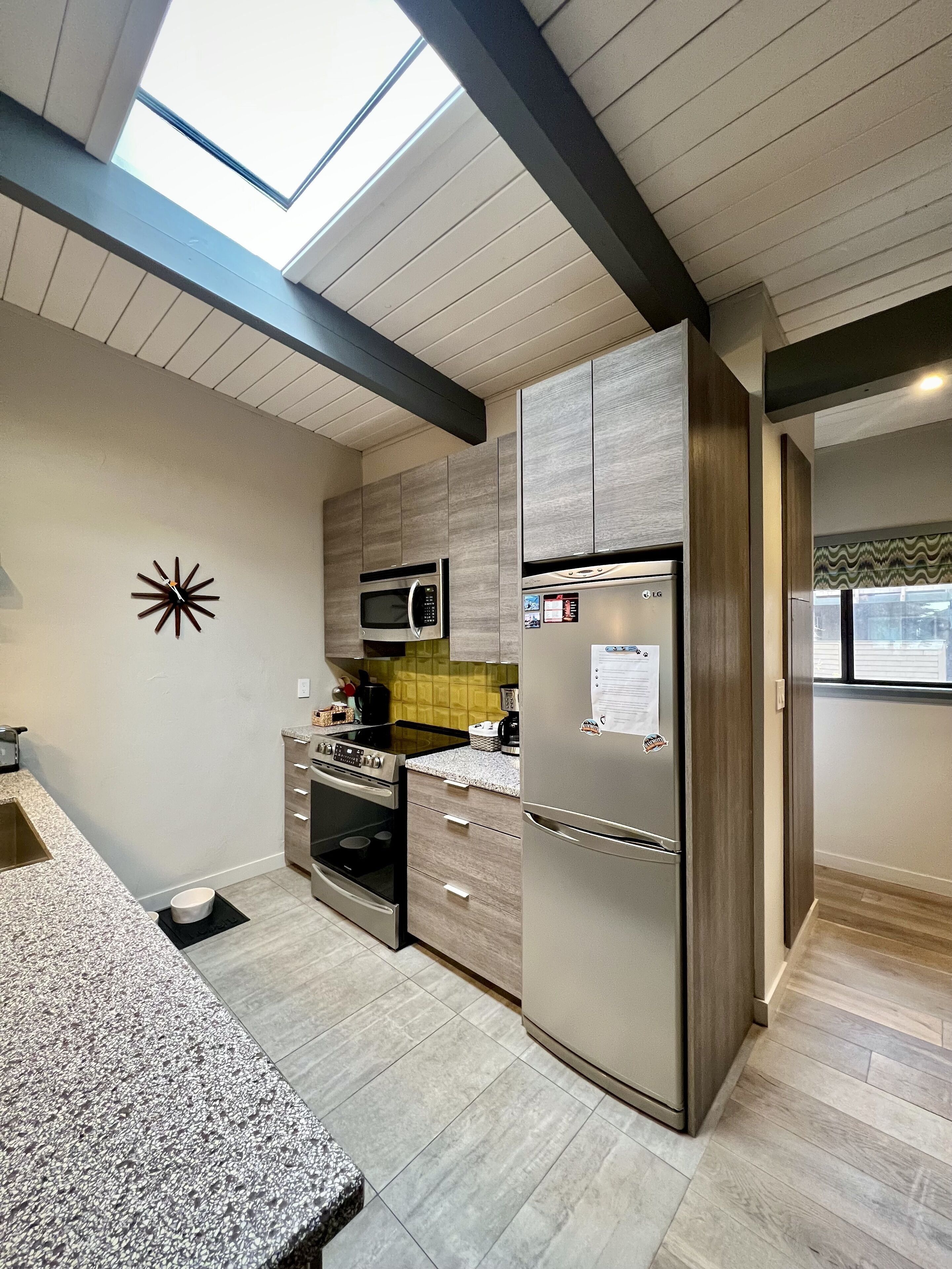 Frigorífico, microondas, horno y placa de cocina