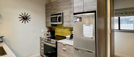 冷蔵庫、電子レンジ、オーブン、コンロ