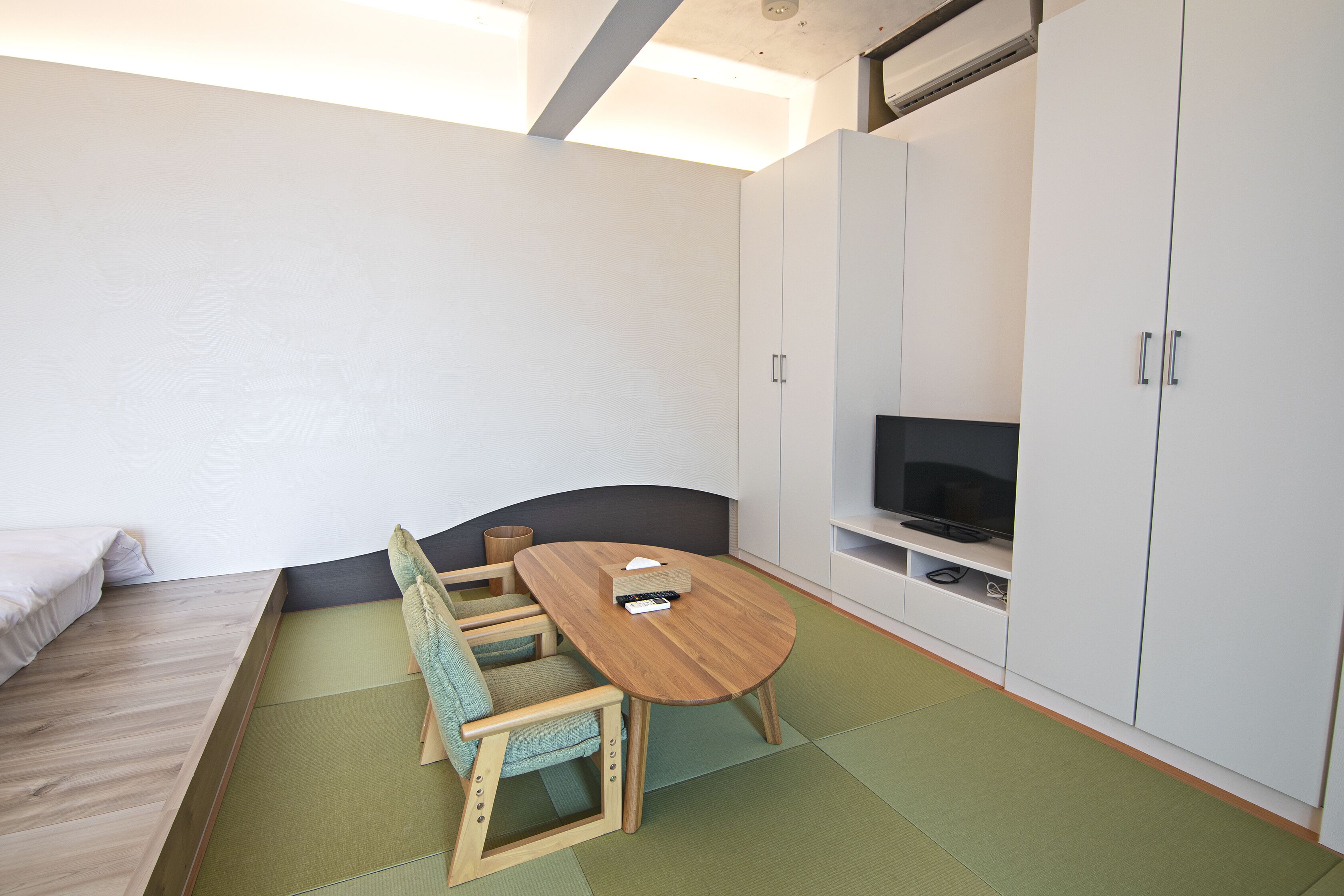 Exclusive Triple Room | Living area | TV